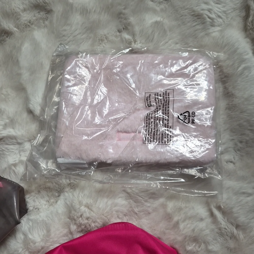 Makeup Bags Bundle Lot Cosmetic Bags Clinique Benefit Pink Travel Vacation ✨️💫